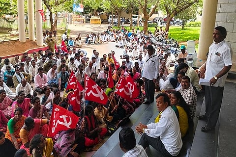 ಕನಿಷ್ಠ ವೇತನ ಜಾರಿ ಸೇರಿ ೧೩ ಬೇಡಿಕೆಗಳನ್ನು ಈಡೇರಿಸುವಂತೆ ರಾಜ್ಯ ಸರ್ಕಾರಕ್ಕೆ ಒತ್ತಾಯಿಸಿ ಗ್ರಾಮ ಪಂಚಾಯತಿ ನೌಕರರ ಸಂಘ (ಸಿಐಟಿಯು ಸಂಯೋಜಿತ) ಜಿಲ್ಲಾ ಸಮಿತಿ ಕಾರ್ಯಕರ್ತರು ಚಿತ್ರದುರ್ಗದಲ್ಲಿ ಮಂಗಳವಾರ ಪ್ರತಿಭಟನೆ ನಡೆಸಿದರು. ಡಿ.ಎಂ. ಮಲಿಯಪ್ಪ, ಶಿವಣ್ಣ, ರಂಗನಾಥ್, ಜಯಲಕ್ಷಿ÷್ಮÃ, ಜ್ಯೋತಿ, ನೇತ್ರಾ ಇತರರಿದ್ದರು.