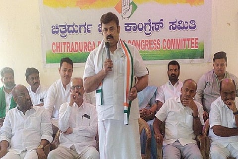  ಆಗ್ನೇಯ ಪದವೀಧರ ಕ್ಷೇತ್ರದ ಚುನಾವಣೆ, ಮತದಾರರ ದಾಖಲಾತಿ ಕುರಿತು ಚಿತ್ರದುರ್ಗದ ಕಾಂಗ್ರೆಸ್ ಕಚೇರಿಯಲ್ಲಿ ಶುಕ್ರವಾರ ಆಯೋಜಿಸಿದ್ದ ಪೂರ್ವಭಾವಿ ಸಭೆಯಲ್ಲಿ ಮಯೂರ ಜಯಕುಮಾರ್ ಮಾತನಾಡಿದರು. ಎಂ.ಕೆ. ತಾಜ್‌ಪೀರ್, ಹಾಲಸ್ವಾಮಿ, ಆರ್.ಕೆ. ಸರ್ದಾರ್ ಇತರರಿದ್ದರು.
