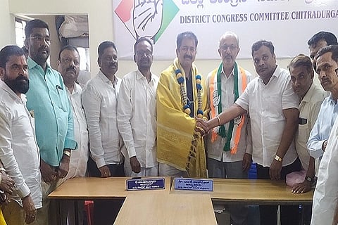 ಚಿತ್ರದುರ್ಗದ ಜಿ¯್ಲÁ ಕಾಂಗ್ರೆಸ್ ಕಚೇರಿಯಲ್ಲಿ ಮಂಗಳವಾರ ಡಿ.ಟಿ. ಶ್ರೀನಿವಾಸ್ ಅವರನ್ನು ಸನ್ಮಾನಿಸಲಾಯಿತು. ಎಂ.ಕೆ. ತಾಜ್‌ಪೀರ್, ಗೀತಾ ನಂದಿನಿಗೌಡ, ಕೃಷ್ಣಮೂರ್ತಿ, ಟಿ. ಸ್ವಾಮಿ, ಜೆ.ಎನ್. ಜಗದೀಶ್, ಡಾ. ವಿಜಯ ರಾಘವೇಂದ್ರ, ಎನ್.ಡಿ. ಕುಮಾರ್ ಇತರರು ಇದ್ದರು.