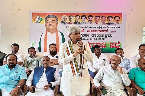 ಕೆಪಿಸಿಸಿ ನೂತನ ಅಧ್ಯಕ್ಷರ ಪದಗ್ರಹಣ ಸಮಾರಂಭ ಸಂಬAಧ ಚಿತ್ರದುರ್ಗದಲ್ಲಿ ಭಾನುವಾರ ಜರುಗಿದ ಪೂರ್ವಭಾವಿ ಸಭೆಯಲ್ಲಿ ಮುರಳಿಧರ ಹಾಲಪ್ಪ ಮಾತನಾಡಿದರು. ಎಚ್. ಆಂಜನೇಯ, ಎಂ.ಕೆ. ತಾಜ್‌ಪೀರ್, ಹಾಲಸ್ವಾಮಿ ಇತರರು ಇದ್ದರು.