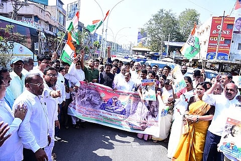 ಮನರೇಗಾ ರೂಪ ಬದಲಿಸಿ ವಿಬಿ ಜಿ ರಾಮ್ ಜಿ ಹೆಸರಿನಡಿ ಕೇಂದ್ರ ಸರ್ಕಾರ ಜಾರಿಗೆ ಮುಂದಾಗಿರುವ ಯೋಜನೆ ವಿರೋಽಸಿ ಕಾಂಗ್ರೆಸ್ ಕಾರ್ಯಕರ್ತರು ಚಿತ್ರದುರ್ಗದಲ್ಲಿ ಸೋಮವಾರ ಪಾದಯಾತ್ರೆ ನಡೆಸಿದರು. ಡಿ. ಸುಧಾಕರ್, ಟಿ. ರಘುಮೂರ್ತಿ, ಬಿ.ಜಿ. ಗೋವಿಂದಪ್ಪ, ಜಿ.ಎಸ್. ಮಂಜುನಾಥ್, ಎಂ.ಕೆ. ತಾಜ್‌ಪೀರ್, ಗೀತಾ ನಂದಿನಿಗೌಡ ಇತರರಿದ್ದರು.