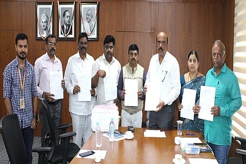 ಚಿತ್ರದುರ್ಗದಲ್ಲಿ ಸೋಮವಾರ ರಾಜಕೀಯ ಪಕ್ಷಗಳ ಪ್ರತಿನಿಽಗಳ ಸಭೆಯಲ್ಲಿ ಡಿಸಿ ಟಿ. ವೆಂಕಟೇಶ್ ಅವರು ಎಸ್‌ಐಆರ್ ಕರಡು ಮ ತದಾರ ಪಟ್ಟಿ ಬಿಡುಗಡೆಗೊಳಿಸಿದರು. ಬಿ.ಟಿ. ಕುಮಾರಸ್ವಾಮಿ, ಬೀಬಿ ಫಾತಿಮಾ, ಡಿ. ಗೋಪಾಲಸ್ವಾಮಿ ನಾಯಕ, ಡಿ.ಎನ್. ಮೈಲಾರಪ್ಪ, ಜಿ.ಎಚ್. ಮೋಹನ್‌ಕುಮಾರ್, ಮಲ್ಲಿಕಾರ್ಜುನ ನಾಯಕ ಇತರರು ಇದ್ದರು.
