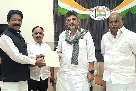 ಸಚಿವ ಡಿ. ಸುಧಾಕರ್ ನೇತೃತ್ವದ ಶಾಸಕರ ನಿಯೋಗ ಬೆಂಗಳೂರಲ್ಲಿ ಬುಧವಾರ ಡಿಸಿಎಂ ಡಿ.ಕೆ.ಶಿವಕುಮಾರ್ ಅವರನ್ನು ಭೇಟಿ ಮಾಡಿ ಭದ್ರಾ ಮೇಲ್ದಂಡೆ ಯೋಜನೆಗೆ ಅನುದಾನ ಕೋರಿ ಮನವಿ ಸಲ್ಲಿಸಿತು. ಶಾಸಕರಾದ ಟಿ. ರಘುಮೂರ್ತಿ, ಬಿ.ಜಿ.ಗೋವಿಂದಪ್ಪ ಇದ್ದಾರೆ.