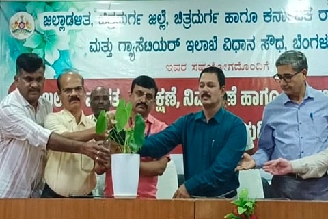 ಚಿತ್ರದುರ್ಗದಲ್ಲಿ ಮಂಗಳವಾರ ಆಯೋಜಿಸಿದ್ದ ದಾಖಲೆಗಳ ಮಹತ್ವ, ಸಂರಕ್ಷಣೆ, ನಿರ್ವಹಣೆ ಹಾಗೂ ಸಾರ್ವಜನಿಕ ದಾಖಲೆಗಳ ನಿಯಮ ಕುರಿತ ಕಾರ್ಯಾಗಾರದಲ್ಲಿ ಎಡಿಸಿ ಬಿ.ಟಿ. ಕುಮಾರಸ್ವಾಮಿ, ಡಾ. ರಂಗಸ್ವಾಮಿ, ಡಾ. ಗವಿಸಿದ್ದಯ್ಯ, ಡಾ. ಜಯಸಿಂಹ, ಡಾ. ನೆಲ್ಕುದ್ರಿ ಸದಾನಂದಪ್ಪ, ಕೆ. ನಾರಾಯಣಬಾಬು ಇದ್ದರು.