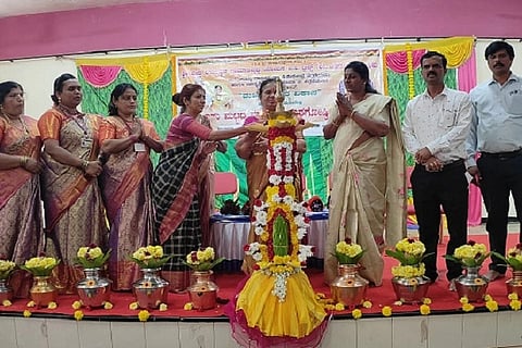 ಶ್ರೀ ಕ್ಷೇತ್ರ ಧರ್ಮಸ್ಥಳ ಗ್ರಾಮಾಭಿವೃದ್ಧಿ ಯೋಜನೆ ಬಿಸಿಟ್ರಸ್ಟ್ ತಾಲೂಕು ಘಟಕ ಚಿತ್ರದುರ್ಗದಲ್ಲಿ ಆಯೋಜಿಸಿದ್ದ ವಿಚಾರಗೋಷ್ಠಿಯಲ್ಲಿ ಡಾ. ಜ್ಯೋತಿ ಶರತ್‌ಕುಮಾರ್, ಬಿ. ಗೀತಾ, ರೂಪಾ ಜನಾರ್ಧನ್, ಚಂದ್ರಹಾಸ, ಶಿವಕುಮಾರ್ ಇತರರು ಇದ್ದರು.