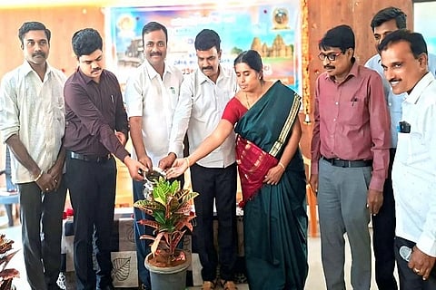 ಚಿತ್ರದುರ್ಗದ ಕಲಾ ಕಾಲೇಜಿನಲ್ಲಿ ಮಂಗಳವಾರ ಆಯೋಜಿಸಿದ್ದ ಕಾರ್ಯಕ್ರಮದಲ್ಲಿ ಡಾ. ಹೊನ್ನೂರು ಸ್ವಾಮಿ, ಪ್ರೊ.ಜೆ. ಕರಿಯಪ್ಪ ಮಾಳಿಗೆ,  ಡಾ.ಬಿ. ಸುರೇಶ್, ಪ್ರೊ. ತಾರಿಣಿ ಶುಭದಾಯಿನಿ, ಪ್ರೊ. ಹನುಮಂತಪ್ಪ, ಡಾ. ರೇವಣಸಿದ್ದಪ್ಪ, ಪ್ರೊ. ಮಹಮದ್ ಬಾಷ, ಪ್ರೊ.ಬಿ. ಜಗನ್ನಾಥ, ಪ್ರೊ. ಎಸ್.ಬಿ. ಶಿವಪ್ರಸಾದ್ ಇತರರು ಇದ್ದರು.