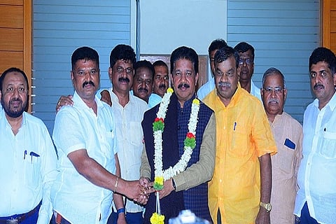  ಚಿತ್ರದುರ್ಗ ಡಿಸಿಸಿ ಬ್ಯಾಂಕ್ ನೂತನ ಅಧ್ಯಕ್ಷರಾಗಿ ಆಯ್ಕೆಯಾದ ಶಾಸಕ ಟಿ.ರಘುಮೂರ್ತಿ ಅವರನ್ನು ಬ್ಯಾಂಕಿನ ನಿರ್ದೇಶಕರು ಗೌರವಿಸಿದರು. ಉಪಾಧ್ಯಕ್ಷ ಎ.ಬಿ.ಮಂಜುನಾಥ್, ಎಂಡಿ ಇಲ್ಯಾಸ್ ಉಲ್ಲಾ ಷರೀಫ್ ಇತರರಿದ್ದರು.