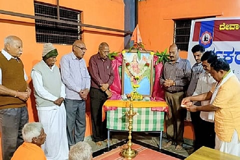  ದೇವಾಲಯ ಸಂವರ್ಧನಾ ಸಮಿತಿಯಿಂದ ಚಿತ್ರದುರ್ಗದಲ್ಲಿ ಆಯೋಜಿಸಿರುವ ೪ ದಿನಗಳ ಅರ್ಚಕರ ತರಬೇತಿ ಶಿಬಿರವನ್ನು ಉದ್ಯಮಿ ಲವಕುಮಾರ್ ಉದ್ಘಾಟಿಸಿದರು. ಮನೋಹರ್‌ಮಠದ್, ರಘುನಂದನ್, ಸುರೇಶ್, ಡಾ. ಶಿವಕುಮಾರ್, ಡಾ.ಕೆ. ರಾಜೀವಲೋಚನ, ರಾಮಕಿರಣ್, ಗಂಗಣ್ಣ, ಮಂಜುನಾಥ್, ಗುರುಮೂರ್ತಿ, ಶಶಿಧರ್‌ಗುಡೇಕೋಟೆ, ಓಂಕಾರಪ್ಪ ಇತರರು ಇದ್ದರು.