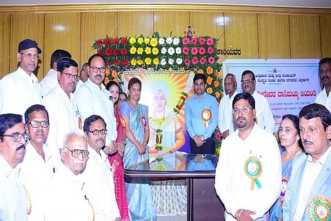  ಚಿತ್ರದುರ್ಗದಲ್ಲಿ ಸೋಮವಾರ ಆಯೋಜಿಸಿದ್ದ ಶ್ರೀ ದೇವರದಾಸಿಮಯ್ಯ ಅವರ ಜಯಂತ್ಯುತ್ಸವದಲ್ಲಿ ಕಾಂತರಾಜ್, ಬಿ. ಮಂಜುನಾಥ್, ಡಾ. ಸತ್ಯನಾರಾಯಣ, ಡಾ. ಸುರೇಶ್‌ಏಕಬೋಟೆ, ಡಾ. ಗುರುಪ್ರಸಾದ್, ಹರ್ಷಿಣಿ, ಗೋವಿಂದಪ್ಪ, ಎಸ್. ಸುರೇಶ್, ಎನ್.ಆರ್. ಶಶಿಧರ್, ಜಿ. ಶ್ರೀನಿವಾಸ್, ಜಿ.ಎನ್. ಚಂದ್ರಶೇಖರ್, ಶ್ರೀದೇವಿ, ಮಮತಾ, ಸಿ. ಮಲ್ಲಮ್ಮ ಇತರರು ಇದ್ದರು.