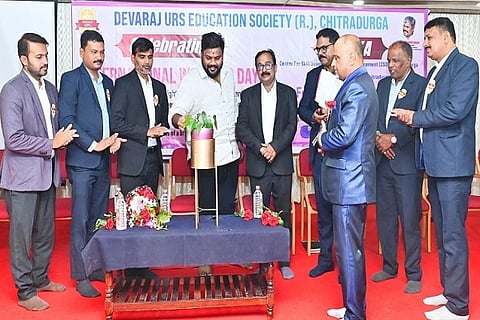 ಚಿತ್ರದುರ್ಗ ದೇವರಾಜ ಅರಸು ಶಿಕ್ಷಣ ಸಂಸ್ಥೆಯಲ್ಲಿ ಮಂಗಳವಾರ ಆಯೋಜಿಸಿದ್ದ ಅಂತಾರಾಷ್ಟಿçÃಯ ಮಹಿಳಾ ದಿನಾಚರಣೆಯನ್ನು ಸಂಸ್ಥೆ ಸಿಇಒ ಎಂ.ಸಿ. ರಘುಚಂದನ್ ಉದ್ಘಾಟಿಸಿದರು. ಡಾ.ಬಿ.ಸಿ.ಅನಂತರಾಮು, ಡಾ. ಮೊಹಮದ್ ಮು ತಾಹರ್, ಡಾ.ಎ.ಜೆ. ಶಿವಕುಮಾರ್, ಡಾ.ಕೆ.ಪಿ. ನಾಗಭೂಷಣ್, ಡಾ.ಎಂ.ಎA. ಮಹಾಂತೇಶ್, ಕೇಶವಮೂರ್ತಿ ಇತರರು ಇದ್ದರು.