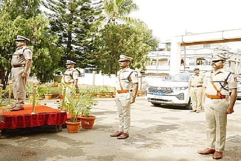 ಚಿತ್ರದುರ್ಗ ಜಿಲ್ಲಾ ಪೊಲೀಸ್ ಕಚೇರಿಗೆ ಪೊಲೀಸ್ ಮಹಾ ನಿರ್ದೇಶಕ ಡಾ.ಎಂ.ಎ. ಸಲೀಂ ಅವರು ಮಂಗಳವಾರ ಭೇಟಿ ನೀಡಿ ಗೌರವ ವಂದನೆ ಸ್ವೀಕರಿಸಿದರು. ಐಜಿಪಿ ರವಿಕಾಂತೇಗೌಡ, ಎಸ್‌ಪಿ ರಂಜಿತ್‌ಕುಮಾರ್ ಬಂಡಾರು, ಎಎಸ್‌ಪಿ ಡಾ. ಶಿವಕುಮಾರ್ ಇದ್ದರು.