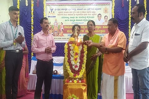  ಚಿತ್ರದುರ್ಗದಲ್ಲಿ ಗುರುವಾರ ಏರ್ಪಡಿಸಿದ್ದ ಸಾಮೂಹಿಕ ಸತ್ಯನಾರಾಯಣ ಪೂಜಾ ಕಾರ್ಯಕ್ರಮದಲ್ಲಿ ಮನೋಹರ ಮಠದ್, ಬಿ. ಚಂದ್ರಹಾಸ್, ರೇಣುಕಾ ಕೆ.ಜಯಲಕ್ಷಿ÷್ಮÃ, ಚಂದ್ರಮ್ಮ, ಕಾರ್ತಿಕ್ ಇತರರಿದ್ದರು.