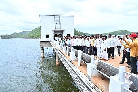  ಹೊಳಲ್ಕೆರೆ ತಾಲೂಕಿಗೆ ಕುಡಿವ ನೀರು ಪೂರೈಸಲು ಹಿರಿಯೂರು ವಿವಿ ಸಾಗರ ಜಲಾಶಯದಲ್ಲಿ ನಿರ್ಮಿಸಿರುವ ಜಾಕ್‌ವೆಲ್‌ನ್ನು ಶಾಸಕ ಡಾ.ಎಂ.ಚಂದ್ರಪ್ಪ ಶುಕ್ರವಾರ ವೀಕ್ಷಿಸಿದರು. ಎಂ.ಸಿ.ರಘುಚಂದನ್, ಕುಮಾರ್, ಸಿದ್ದೇಶ್, ಡಿ.ಸಿ.ಮೋಹನ್ ಇತರ ಪ್ರಮುಖರು ಇದ್ದರು.