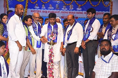 ಚಿತ್ರದುರ್ಗದಲ್ಲಿ ಮಂಗಳವಾರ ಜಿಲ್ಲಾಡಳಿತ ಆಯೋಜಿಸಿದ್ದ ಡಾ.ಬಿ.ಆರ್.ಅಂಬೇಡ್ಕರ್ ಜಯಂತಿಯಲ್ಲಿ ಕೆ.ಸಿ. ವೀರೇಂದ್ರಪಪ್ಪಿ, ಎಂ.ಕೆ. ತಾಜ್‌ಪೀರ್, ರಾಜಕುಮಾರ್, ಟಿ. ವೆಂಕಟೇಶ್, ಡಾ.ಎಸ್. ಆಕಾಶ್, ರಂಜಿತ್‌ಕುಮಾರ್ ಬಂಡಾರು, ಗ್ಯಾರಂಟಿ ಅನುಷ್ಠಾನ ಸಮಿತಿ ಜಿ¯್ಲÁಧ್ಯಕ್ಷ ಆರ್. ಶಿವಣ್ಣ, ಉಪಾಧ್ಯಕ್ಷ ಡಿ.ಎನ್. ಮೈಲಾರಪ್ಪ ಇತರರಿದ್ದರು.