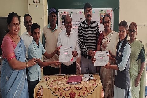 ಚಿತ್ರದುರ್ಗ ಡಯಟ್‌ನಲ್ಲಿ ಆಯೋಜಿಸಿದ್ದ ವಿಜ್ಞಾನ ವಸ್ತುಪ್ರದರ್ಶನದ ಗುಂಪು ವಿಭಾಗ ಸ್ಪರ್ಧೆಯಲ್ಲಿ ರಾಜ್ಯಮಟ್ಟಕ್ಕೆ ಆಯ್ಕೆಯಾದ ಆದರ್ಶಿನಿ ಮತ್ತು ಹೇಮಂತ್ ಮಾಸಣಗಿ ಅವರಿಗೆ ಉಪ ಪ್ರಾಚರ‍್ಯ ಎಸ್.ನಾಗಭೂಷಣ್ ಪ್ರಶಸ್ತಿಪತ್ರ ವಿತರಿಸಿದರು. ಶಿವಲೀಲಾ, ಎಸ್.ಬಸವರಾಜು, ಶಿಕ್ಷಕಿ ಅನ್ನಪೂರ್ಣ ಇದ್ದರು. 
