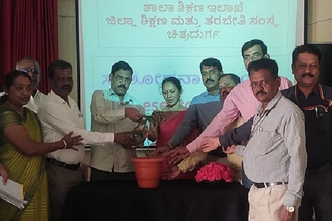 ಚಿತ್ರದುರ್ಗ ಡಯಟ್‌ನಲ್ಲಿ ಬುಧವಾರ ಶೈಕ್ಷಣಿಕ ಅನುಷ್ಠಾನಾಽಕಾರಿಗಳಿಗೆ ಆಯೋಜಿಸಿದ್ದ ಸಂಶೋಧನಾ ಅಧ್ಯಯನ ತರಬೇತಿ ಕಾರ್ಯಕ್ರಮವನ್ನು ಪ್ರಾಚಾರ್ಯ ಎಂ. ನಾಸಿರುದ್ದೀನ್ ಉದ್ಘಾಟಿಸಿದರು. ಎಸ್. ನಾಗಭೂಷಣï, ಎಸ್.ಸಿ. ಪ್ರಸಾದ್, ಗುರುನಾಥ್, ಎಸ್.ಸಿ. ಪ್ರಸಾದ್, ರಾಮಚಂದ್ರಪ್ಪ, ಎಸ್. ಬಸವರಾಜು ಇತರರು ಇದ್ದರು.