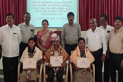 ರಾಜ್ಯಮಟ್ಟದ ಪ್ರಾಚ್ಯಪ್ರಜ್ಞೆ ರಸಪ್ರಶ್ನೆ ಸ್ಪರ್ಧೆಯಲ್ಲಿ ಪ್ರಥಮ ಸ್ಥಾನ ಪಡೆದ ಚವಲಿಹಳ್ಳಿ ಗೊಲ್ಲರಹಟ್ಟಿ ಸರ್ಕಾರಿ ಪ್ರೌಢಶಾಲೆ ವಿದ್ಯಾ ರ್ಥಿಗಳಾದ ತನುಜಾ ಮತ್ತು ವಸುಂಧರ ಹಾಗೂ ಮಾರ್ಗದರ್ಶಿ ಶಿಕ್ಷಕ ಮಲ್ಲಿಕಾರ್ಜುನಸ್ವಾಮಿ ಅವರನ್ನು ಸೋಮವಾರ ಚಿತ್ರದು ರ್ಗದ ಡಯಟ್‌ನಲ್ಲಿ ಸನ್ಮಾನಿಸಲಾಯಿತು. ಎಂ. ನಾಸೀರುದ್ದೀನ್,ಎಸ್.ನಾಗಭೂಷಣ್ ಇತರರು ಇದ್ದರು.