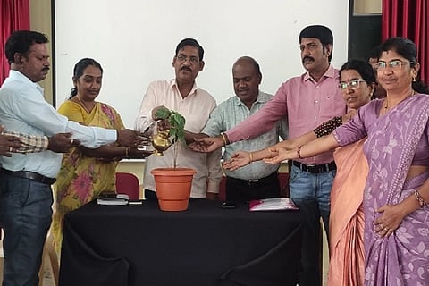 ಚಿತ್ರದುರ್ಗದ ಡಯಟ್‌ನಲ್ಲಿ ಸರ್ಕಾರಿ ಪ್ರೌಢಶಾಲೆ ಆಂಗ್ಲಭಾಷಾ ಶಿಕ್ಷಕರಿಗೆ ಸೋಮವಾರ ಆಯೋಜಿಸಿದ್ದ  ತರಬೇತಿ ಕರ‍್ಯಾಗಾರ ವ ನ್ನು ಡಯಟ್ ಪ್ರಾಚರ‍್ಯ ಎಂ.ನಾಸಿರುದ್ದೀನ್ ಉದ್ಘಾಟಿಸಿದರು. ಎಸ್.ನಾಗಭೂಷಣ್,ಎಸ್.ಬಸವರಾಜು,ಶಿವಲೀಲಾ ಇತರರು ಇದ್ದರು.