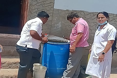   ಚಿತ್ರದುರ್ಗ ಜಿಲ್ಲೆಯ ಗ್ರಾಮವೊಂದರಲ್ಲಿ ಡೆಂಘೆ ನಿಯಂತ್ರಣ ಸಂಬAಧ ಆರೋಗ್ಯ ಇಲಾಖೆ ಅಽಕಾರಿಗಳು, ಸಿಬ್ಬಂದಿ
