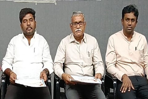  ಚಿತ್ರದುರ್ಗದಲ್ಲಿ ಮಂಗಳವಾರ ಸುದ್ದಿಗೋಷ್ಠಿಯಲ್ಲಿ ಡಾ. ಬಸವರಾಜ್ ಮಾತನಾಡಿದರು. ಡಾ. ಅಭಿನವ್, ಮಾಲತೇಶ್ ಮುದ್ದಜ್ಜಿ, ಎಚ್.ಬಿ. ಪೂಜಾರ್ ಇತರರಿದ್ದರು.