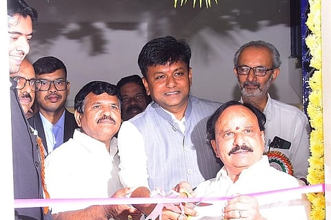 ಚಿತ್ರದುರ್ಗದಲ್ಲಿ ಸ್ಥಾಪಿಸಿರುವ ಎಡ್‌ಲ್ಯಾಬ್‌ನ್ನು ಸಚಿವ ಡಿ.ಸುಧಾಕರ್ ಹಾಗೂ ಶಾಸಕ ಕೆ.ಸಿ. ವೀರೇಂದ್ರಪಪ್ಪಿ  ಮಂಗಳವಾರ ಉದ್ಘಾಟಿಸಿದರು. ಡಿಸಿ ಟಿ. ವೆಂಕಟೇಶ್, ಸಿಇಒ ಡಾ.ಎಸ್. ಆಕಾಶ್, ಕುಡಾ ಅಧ್ಯಕ್ಷ ಎಂ.ಕೆ. ತಾಜ್‌ಪೀರ್ ಇದ್ದರು.