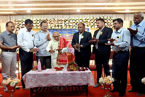  ಚಿತ್ರದುರ್ಗದ ಶ್ರೀ ವೆಂಕಟೇಶ್ವರ ಶಿಕ್ಷಣ ಮಹಾವಿದ್ಯಾಲಯದಲ್ಲಿ ಶನಿವಾರ ಆಯೋಜಿಸಿದ್ದ ನವೋತ್ಸವ ಸಮಾರಂಭವನ್ನು ಚಳ್ಳಕೆರೆ ಶ್ರೀ ನರಹರಿ ಸೇವಾ ಪ್ರತಿಷ್ಠಾನದ ಅಧ್ಯಕ್ಷ ಯಾದಾಟಿ ರಾಜಾರಾಂ ಉದ್ಘಾಟಿಸಿದರು. ಕೆ.ಪಿ. ನಾಗಭೂಷಣ ಶೆಟ್ಟಿ, ಎ.ಜೆ. ಶಿವಕುಮಾರ್ ಇದ್ದರು.