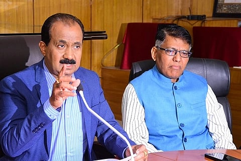  ಚಿತ್ರದುರ್ಗದಲ್ಲಿ ಮಂಗಳವಾರ ರಾಜ್ಯ ಆಹಾರ ಆಯೋಗದ ಅಧ್ಯಕ್ಷ ಡಾ.ಎಚ್.ಕೃಷ್ಣ ಸುದ್ದಿಗೋಷ್ಠಿಯಲ್ಲಿ ಮಾತನಾಡಿದರು. ಸದಸ್ಯ ಲಿಂಗಾರಾಜು ಕೋಟೆ ಇದ್ದರು.