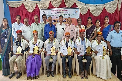 ಚಿತ್ರದುರ್ಗದಲ್ಲಿ ಸೋಮವಾರ ಆಯೋಜಿಸಿದ್ದ ಶಿಕ್ಷಣ ದಿನಾಚರಣೆ ಹಾಗೂ ವಿಜ್ಞಾನ ರತ್ನ ಪ್ರಶಸ್ತಿ ಪ್ರದಾನ ಸಮಾರಂಭದಲ್ಲಿ ಪ್ರೊ.ಜಿ.ಎನ್. ಮಲ್ಲಿಕಾರ್ಜುನಪ್ಪ, ಕೆ.ಎಂ. ವೀರೇಶ್, ಚಳ್ಳಕೆರೆ ರ‍್ರಿಸ್ವಾಮಿ, ಇ. ರುದ್ರಮುನಿ, ಪ್ರಾಚಾರ್ಯೆ ಎಂ.ಆರ್. ಜಯಲಕ್ಷಿ÷್ಮÃ ಇತರರು ಇದ್ದರು.