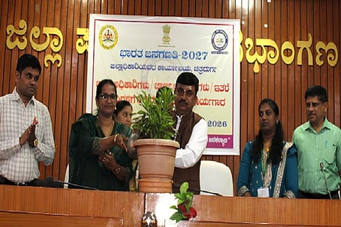  ಜನಗಣತಿ ತರಬೇತಿ ಕಾರ್ಯಾಗಾರಕ್ಕೆ ಚಿತ್ರದುರ್ಗದಲ್ಲಿ ಬುಧವಾರ ಎಡಿಸಿ ಬಿ.ಟಿ. ಕುಮಾರಸ್ವಾಮಿ ಚಾಲನೆ ನೀಡಿದರು. ವೈಭವ ಕÊಷ್ಣ, ಸೂರ್ಯನಾರಾಯಣ, ಎಲ್.ಪಿ. ಅನುಜಾ, ಎಸಿ ಡಾ.ಕೆ.ಜೆ. ಕಾಂತರಾಜ್, ಸಿ.ಎಸ್. ಗಾಯತ್ರಿ, ರೇಷ್ಮಾ ಹಾನಗಲ್ ಇತರ ಅಽಕಾರಿಗಳು ಇದ್ದರು.