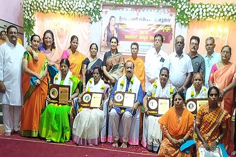 ಚಿತ್ರದುರ್ಗದಲ್ಲಿ ಶುಕ್ರವಾರ ಆಯೋಜಿಸಿದ್ದ ಶಿವಶರಣೆ ಅಕ್ಕಮಹಾದೇವಿ ಜಯಂತ್ಯುತ್ಸವದಲ್ಲಿ ನಾನಾ ಕ್ಷೇತ್ರಗಳ ಸಾಧಕರನ್ನು ಗೌರವಿಸಲಾಯಿತು. ಶರಣೆ ಮುಕ್ತಾಯಕ್ಕ ಮಾತಾಜಿ,ನೀಲಮ್ಮ ಬಸಯ್ಯ, ಕೆ.ಎಂ. ವೀರೇಶ್, ಸಿ.ಆರ್. ಶಿವಪ್ರಕಾಶ್, ಡಾ. ಲತಾರಮೇಶ್, ಎಸ್.ವಿ. ಗುರುಮೂರ್ತಿ, ತೋಟಪ್ಪ ಉತ್ತಂಗಿ, ಸುನೀತಾ ಮಲ್ಲಿಕಾರ್ಜುನ್ ಇತರರು ಇದ್ದರು.