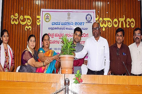  ಚಿತ್ರದುರ್ಗದಲ್ಲಿ ಬುಧವಾರ ಆಯೋಜಿಸಿದ್ದ ಜನಗಣತಿಗೆ ಸಂಬAಽಸಿದ ತರಬೇತಿ ಕಾರ್ಯಾಗಾರದಲ್ಲಿ ಕೆ.ಜೆ. ಕಾಂತರಾಜ್, ಸಿ.ಎಸ್. ಗಾಯತ್ರಿ, ಬೀಬಿ -Áತಿಮಾ, ಮಲ್ಲಿಕಾರ್ಜುನ ನಾಯಕ, ರಾಮಚಂದ್ರಪ್ಪ, ರೇವಣ್ಣ ಇತರರು ಇದ್ದರು.