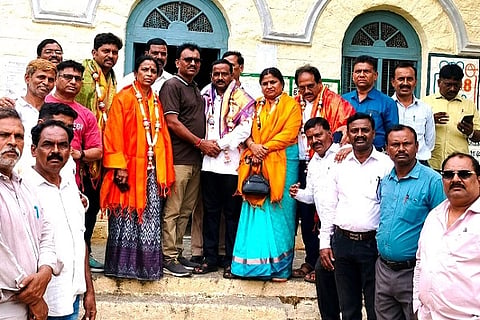ರಾಜ್ಯ ಪ್ರಾಥಮಿಕ ಶಾಲಾ ಶಿಕ್ಷಕರ ಸಂಘದ ಜಿಲ್ಲಾ ಘಟಕದ ನೂತನ ಪದಾಽಕಾರಿಗಳ ಆಯ್ಕೆ ಶನಿವಾರ ಜರುಗಿತು. ಜಿ.ಬಿ. ಮಹಾಂತೇಶ್, ಎ.ಆರ್. ಅಶೋಕ್, ಜಿ.ಟಿ. ಹನುಮಂತಪ್ಪ, ಎಚ್. ಶಿವಮೂರ್ತಿ, ಮಾಲತೇಶ್‌ಮುದ್ದಜ್ಜಿ ಇತರರು ಇದ್ದಾರೆ.