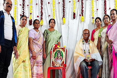  ಚಿತ್ರದುರ್ಗದಲ್ಲಿ ಸೋಮವಾರ ಭಗವದ್ಗೀತೆ ಜಯಂತ್ಯುತ್ಸವ ಅಂಗವಾಗಿ ಏರ್ಪಡಿಸಿದ್ದ ಗೀತೆ ಪಠಣ ಕಾರ್ಯಕ್ರಮದಲ್ಲಿ ನಿವೃತ್ತ ಪ್ರಾಧ್ಯಾಪಕ ಪಿ.ಲಿಂಗಪ್ಪ ಅವರನ್ನು ಗೌರವಿಸಲಾಯಿತು. ರವಿ ಕೆ.ಅಂಬೇಕರ್, ವನಜಾಕ್ಷಮ್ಮ, ಅಂಬುಜಾಕ್ಷಮ್ಮ, ಅನೀತಾ, ತಿಪ್ಪಮ್ಮ, ರಮಾ, ಸುಧಮ್ಮ ಇತರರು ಇದ್ದರು.