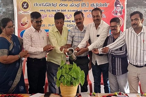 ಚಿತ್ರದುರ್ಗದಲ್ಲಿ ಇತ್ತೀಚೆಗೆ ಆಯೋಜಿಸಿದ್ದ ಗೀತಾಗಾಯನ ತರಬೇತಿ ಕಾರ್ಯಕ್ರಮದಲ್ಲಿ ಬಾಪೂಜಿ ಶಿಕ್ಷಣ ಸಂಸ್ಥೆ ಕಾರ್ಯದರ್ಶಿ ಕೆ.ಎಂ. ವೀರೇಶ್, ಹುರುಳಿ ಬಸವರಾಜ್, ಡಾ.ಕೆ. ಮೋಹನ್‌ಕುಮಾರ್, ಹಸೀನಾ, ಕೆ.ಪಿ.ಎಂ. ಗಣೇಶಯ್ಯ ಇತರರು ಇದ್ದರು.