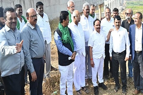  ಭದ್ರಾ ಮೇಲ್ದಂಡೆ ನೀರಾವರಿ ಯೋಜನೆಯ ಚಿತ್ರದುರ್ಗ ತಾಲೂಕಿನ ಗೋನೂರು ಆಕ್ವಡೆಕ್ ಕಾಮಗಾರಿಯನ್ನು ಸಚಿವ ಡಿ.ಸುಧಾಕರ್ ಭಾನುವಾರ ಪರಿಶೀಲನೆ ನಡೆಸಿದರು. ಶಾಸಕರಾದ ಎನ್.ವೈ. ಗೋಪಾಲಕÊಷ್ಣ, ಡಾ.ಎಂ. ಚಂದ್ರಪ್ಪ, ಟಿ. ರಘುಮೂರ್ತಿ ಇತರರು ಇದ್ದರು.