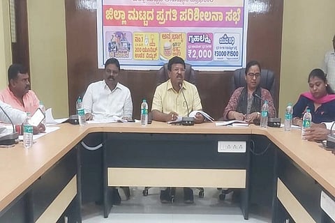  ಚಿತ್ರದುರ್ಗದಲ್ಲಿ ಗುರುವಾರ ಜಿಲ್ಲಾ ಗ್ಯಾರಂಟಿ ಅನುಷ್ಠಾನ ಪ್ರಾಽಕಾರ ಅಧ್ಯಕ್ಷ ಆರ್.ಶಿವಣ್ಣ ಪ್ರಗತಿ ಪರಿಶೀಲಿಸಿದರು. ಡಿ.ಎನ್.ಮೈ ಲಾರಪ್ಪ, ಗಾಯತ್ರಿ ಇತರರು ಇದ್ದರು. 
