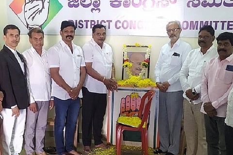 ಚಿತ್ರದುರ್ಗದ ಕಾಂಗ್ರೆಸ್ ಜಿ¯್ಲÁ ಕಚೇರಿಯಲ್ಲಿ ರಾಷ್ಟçಪಿತ ಮಹಾತ್ಮ ಗಾಂಽ ಅವರ ೭೮ನೇ ಪುಣ್ಯಸ್ಮರಣೆ ಕಾರ್ಯಕ್ರಮ ಆಚರಿಸಲಾಯಿತು. ಎಂ.ಕೆ.ತಾಜ್‌ಪೀರ್, ಎನ್.ಡಿ.ಕುಮಾರ್, ಆರ್.ಶಿವಣ್ಣ, ಎಚ್.ಅಂಜಿನಪ್ಪ, ಡಿ.ಎನ್.ಮೈಲಾರಪ್ಪ, ಎಸ್.ಎನ್.ರವಿಕುಮಾರ್ ಇತರರಿದ್ದರು.