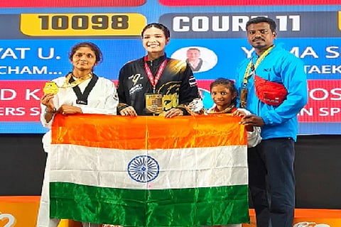 ಥೈಲ್ಯಾಂಡ್‌ನ ಪಟ್ಟಾಯ ನಗರದಲ್ಲಿ ಇತ್ತೀಚೆಗೆ ಆಯೋಜಿಸಿದ್ದ ಟೆಕ್ವಾಂಡೋ ಸ್ಪರ್ಧೆಯಲ್ಲಿ ಭಾರತ ಪ್ರತಿನಿಽಸಿದ ಚಿತ್ರದುರ್ಗದ ಕಾಂಚನಾ ಬಂಗಾರ, ಇಶಿತಾ ಬೆಳ್ಳಿ ಪದಕ ಪಡೆದಿರುವುದು.