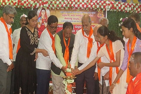  ಜಿಲ್ಲಾ ವೀರಶೈವ ಲಿಂಗಾಯತ ಹೇಮರಡ್ಡಿ ಮಲ್ಲಮ್ಮ ಸಮಾಜದಿಂದ ಚಿತ್ರದುರ್ಗದಲ್ಲಿ ಸೋಮವಾರ ಆಯೋಜಿಸಿದ್ದ ಶಿವಶರಣÉ ಹೇಮರಡ್ಡಿ ಮಲ್ಲಮ್ಮ ಜಯಂತಿ ಹಾಗೂ ಪ್ರತಿಭಾ ಪುರಸ್ಕಾರ ಸಮಾರಂಭದಲ್ಲಿ ಡಾ.ಎಲ್. ಪಾಲಾಕ್ಷಯ್ಯ, ಪಿ.ಎಸ್. ಮಂಜುನಾಥ್, ಜಿ. ಚಿದಾನಂದಪ್ಪ, ಕೆ.ಪಿ.ಬಸವರಾಜ, ಆರ್.ಡಿ.ತಿಪ್ಪೇಸ್ವಾಮಿ, ಎನ್.ಬಿ. ವಿಶ್ವನಾಥ್, ಎಚ್.ಟಿ.ನಾಗಿರೆಡ್ಡಿ, ಎಚ್.ಆರ್. ತಿಪ್ಪೇಸ್ವಾಮಿ ಇತರರು ಇದ್ದರು.