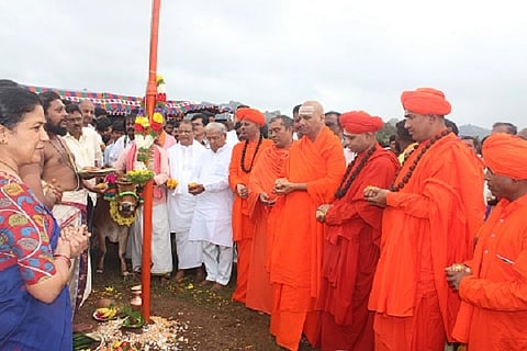 ಚಿತ್ರದುರ್ಗ ಮುರುಘರಾಜೇಂದ್ರ ಕ್ರೀಡಾಂಗಣದಲ್ಲಿ ಬುಧವಾರ ಹಿಂದೂ ಮಹಾಗಣಪತಿ ಮಹೋತ್ಸವ ಅಂಗವಾಗಿ ಗೋಪೂಜೆ ಹಾಗೂ ಧ್ವಜಪೂಜೆ ನೆರವೇರಿಸಲಾಯಿತು. ಶ್ರೀ ಪುರುಷೋತ್ತಮಾನಂದಪುರಿ ಸ್ವಾಮೀಜಿ, ಶ್ರೀ ಕೃಷ್ಣಯಾದವಾನಂದ ಸ್ವಾಮೀಜಿ, ಶ್ರೀ ಇಮ್ಮಡಿ ಸಿದ್ಧರಾಮೇಶ್ವರ ಸ್ವಾಮೀಜಿ, ಸರ್ದಾರ್ ಸೇವಾಲಾಲ್ ಸ್ವಾಮೀಜಿ, ಶ್ರೀ ಶಾಂತವೀರ ಸ್ವಾಮೀಜಿ, ಗೋವಿಂದ ಎಂ. ಕಾರಜೋಳ, ಜಿ.ಎಚ್. ತಿಪ್ಪಾರೆಡ್ಡಿ, ಎಸ್.ಕೆ. ಬಸವರಾಜನ್, ಸೌಭಾಗ್ಯ ಬಸವರಾಜನ್, ಜಿ. ಸುಽÃರ್, ಷಡಕ್ಷರಪ್ಪ ಇತರರು ಇದ್ದರು.