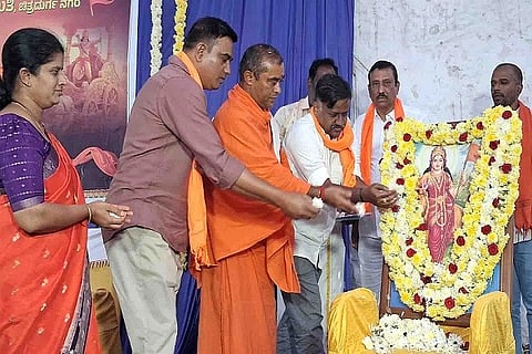  ಚಿತ್ರದುರ್ಗದಲ್ಲಿ ಶನಿವಾರ ಆಯೋಜಿಸಿದ್ದ ಹಿಂದು ಸಂಗಮ ಕಾರ್ಯಕ್ರಮದಲ್ಲಿ ಸರ್ದಾರ್ ಸೇವಾಲಾಲ್ ಸ್ವಾಮೀಜಿ, ಯಾದವಕೃಷ್ಣ, ನವೀನ್ ಚಾಲುಕ್ಯ, ಡಾ. ಅಶ್ವಿನಿ ಇತರರು ಇದ್ದರು.