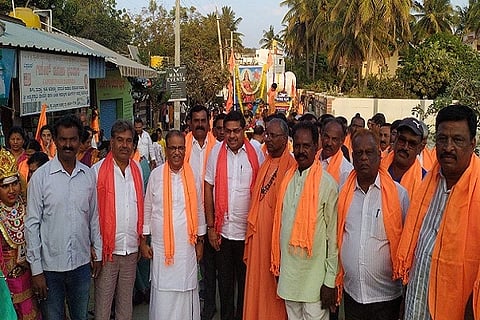 ಚಿತ್ರದುರ್ಗದಲ್ಲಿ ಭಾನುವಾರ ಹಿಂದು ಸಂಗಮ ಕಾರ್ಯಕ್ರಮದ ಅಂಗವಾಗಿ ಆಯೋಜಿಸಿದ್ದ ಶೋಭಾಯಾತ್ರೆಯಲ್ಲಿ ಮಾಜಿ ಶಾಸಕ ಎಸ್.ಕೆ. ಬಸವರಾಜನ್, ಎಂಎಲ್‌ಸಿ ಕೆ.ಎಸ್. ನವೀನ್, ಜಿಪಂ ಮಾಜಿ ಅಧ್ಯಕ್ಷೆ ಸೌಭಾಗ್ಯ ಬಸವರಾಜನ್, ಕೋಗುಂಡೆ ದ್ಯಾಮಣ್ಣ, ಚಾಲುಕ್ಯ ನವೀನ್ ಇತರರು ಇದ್ದರು. 