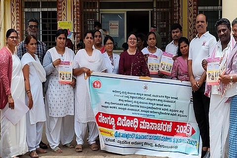  ಚಿತ್ರದುರ್ಗ ತಾಲೂಕು ಹಿರೇಗುಂಟನೂರಿನಲ್ಲಿ ಇತ್ತೀಚೆಗೆ ಆಯೋಜಿಸಿದ್ದ ರಾಷ್ಟಿçÃಯ ಡೆಂಘೆ ರೋಗ ನಿಯಂತ್ರಣ ಮಾಸಾಚರಣೆ ಕಾರ್ಯಕ್ರಮದಲ್ಲಿ ಡಾ.ಟಿ.ಆರ್. ಮೇಘನಾ, ಪುಟ್ಟಸ್ವಾಮಿ, ಹಾಲಾನಾಯ್ಕ, ಇಸ್ಲಾಯಿಲ್, ಜಬೀವುಲ್ಲಾ, ಗಂಗಮ್ಮ ಇತರರು ಇದ್ದರು.