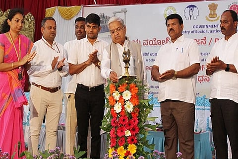 ಚಿತ್ರದುರ್ಗದಲ್ಲಿ ಭಾನುವಾರ ಹಿರಿಯ ನಾಗರಿಕರಿಗೆ ಸಾಧನ ಸಲಕರಣೆಗಳ ಉಚಿತ ವಿತರಣೆ ಕಾರ್ಯಕ್ರಮವನ್ನು ಸಂಸದ ಗೋವಿಂದ ಎಂ. ಕಾರಜೋಳ ಉದ್ಘಾಟಿಸಿದರು. ಆರ್. ಶಿವಣ್ಣ, ಡಾ.ಕೆ.ಜೆ. ಕಾಂತರಾಜ್, ಎಂ.ಕೆ. ತಾಜ್‌ಪೀರ್, ಜೆ. ವೈಶಾಲಿ ಇತರರು ಇದ್ದರು.
