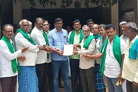 ಹನೂರು ತಾಲೂಕಿನ ಅರಣ್ಯ ಪ್ರದೇಶದಲ್ಲಿ ನಡೆದ ರೈತರ ಹತ್ಯೆ ಖಂಡಿಸಿ ಹೊಳಲ್ಕೆರೆ ತಾಲೂಕು ರೈತ ಸಂಘ ಪ್ರತಿಭಟನೆ ನಡೆಸಿ ಉಪ ತಹಸೀಲ್ದಾರ್ ಆರ್. ಅಶೋಕ್‌ಗೆ ಮನವಿ ಸಲ್ಲಿಸಿತು. ರಂಗಸ್ವಾಮಿ, ಜಯಪ್ಪ, ಪ್ರಸನ್ನ, ಮಹದೇವಪ್ಪ ಇತರರು ಇದ್ದರು.