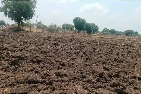  ಚಿತ್ರದುರ್ಗ ತಾಲೂಕಿನ ಕಸವನಹಳ್ಳಿ ರೈತ ಧನಂಜಯ ಅವರ ಜಮೀನು ಬಿತ್ತನೆಗೆ ಹದ ಮಾಡಿಕೊಂಡಿರುವುದು.