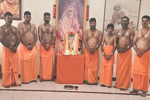  ವಿಎಚ್‌ಪಿ, ಬಜರಂಗದಳ ಕಾರ್ಯಕರ್ತರ ದತ್ತ ಮಾಲಧಾರಣೆಯೊಂದಿಗೆ ಹೊಳಲ್ಕೆರೆಯಲ್ಲಿ ದತ್ತ ಜಯಂತಿ ಆಚರಣೆಗೆ ಚಾಲನೆ ದೊರೆಯಿತು.  ಧೃವವಕುಮಾರ್, ಜಯರಾಜ್, ಅಣ್ಣಪ್ಪ, ಲೋಹಿತ್, ಸುರೇಶ್ ಅಗ್ರಹಾರ ಇತರರಿದ್ದರು.