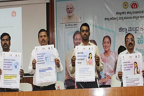  ಚಿತ್ರದುರ್ಗದಲ್ಲಿ ಶನಿವಾರ ಎಚ್‌ಪಿವಿ ಲಸಿಕಾ ತರಬೇತಿ ಕಾರ್ಯಕ್ರಮದಲ್ಲಿ ಜಾಗೃತಿ ಪೋಸ್ಟರ್ ಬಿಡುಗಡೆಗೊಳಿಸಲಾಯಿತು. ಡಿಡಿಪಿಐ ಎಂ.ಆರ್. ಮಂಜುನಾಥ್, ಡಾ.ಡಿ.ಎಂ. ಅಭಿನವ್, ಮಲ್ಲಿಕಾರ್ಜುನ್, ದಿವಾಕರ್, ಹನುಮಂತಪ್ಪ, ಭಾಗ್ಯಜ್ಯೋತಿ ಇತರರು ಇದ್ದರು.