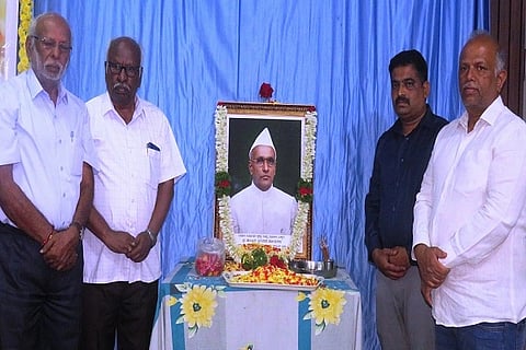 ಚಿತ್ರದುರ್ಗದಲ್ಲಿ ಶನಿವಾರ ಆಯೋಜಿಸಿದ್ದ ಇತಿಹಾಸ ಸಂಶೋಧಕ ಹುಲ್ಲೂರು ಶ್ರೀನಿವಾಸ ಜೋಯಿಸರ ಸ್ಮಾರಕ ಉಪನ್ಯಾಸ ಮಾಲೆ ಉದ್ಘಾಟನಾ ಕಾರ್ಯಕ್ರಮದಲ್ಲಿ ಡಾ. ಲಕ್ಷ÷್ಮಣ ತೆಲಗಾವಿ ಅವರು ಜೋಯಿಸರ ಭಾವಚಿತ್ರಕ್ಕೆ ಪುಷ್ಪನಮನ ಸಲ್ಲಿಸಿದರು.ಪ್ರೊ.ಟಿ.ವಿ. ಸುರೇಶ್ ಗುಪ್ತ, ಡಿ. ಗೋಪಾಲಸ್ವಾಮಿ, ಡಾ.ಎನ್.ಎಸ್. ಮಹಂತೇಶ್ ಇದ್ದರು.
