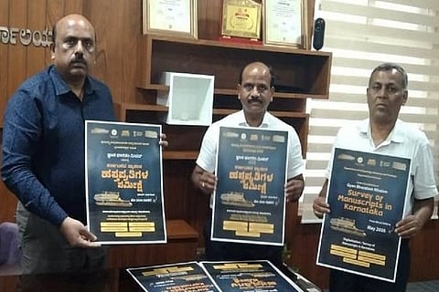 ಚಿತ್ರದುರ್ಗದಲ್ಲಿ ಮಂಗಳವಾರ ಪ್ರಾಚೀನ ಹಸ್ತಪ್ರತಿಗಳ ಸಮೀಕ್ಷೆಯ ಪ್ರತಿಯನ್ನು ಡಿಸಿ ಟಿ. ವೆಂಕಟೇಶ್ ಬಿಡುಗಡೆಗೊಳಿಸಿದರು. ಪ್ರಹ್ಲಾದ್, ಮಂಜುನಾಥ್‌ರೆಡ್ಡಿ ಇದ್ದರು.